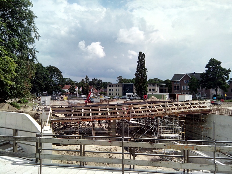 fiets en voetgangersbrug Station Hardewrijk in aanbouw
